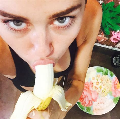 Photo Instantfap Miley Cyrus Flashing Off