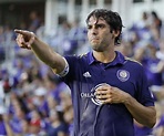 El mediocampista brasileño Kaká se retira del fútbol a los 35 años de edad
