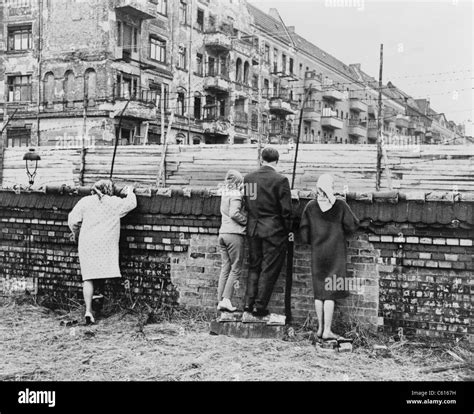 West Berliners Peer Over The Infamous Berlin Wall In 1962 Stock Photo