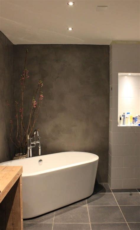 onze badkamer met beton cire muren vrijstaand bad en wastafel van oude vloerbalken badkamer