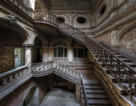 Stairs In Decay Amazing Staircase Inside An Abandoned Castle Mansiones Abandonadas