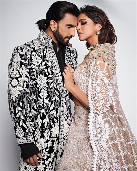 مجلة هي إطلالة ملكية للنجمة ديبيكا بادكون مع زوجها رانفير سينغ في عرض أزياء Mijwan 2022 بالهند