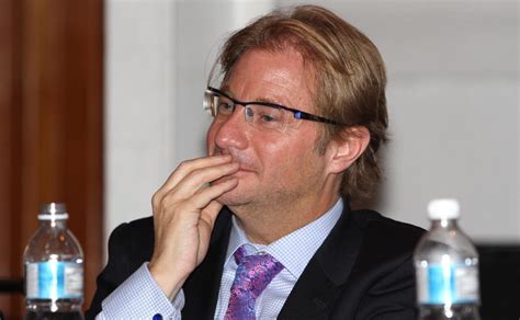 El escritor andrés roemer rompió el silencio luego de que se liberara una orden de aprehensión en su contra y se le congelaran sus cuentas bancarias. abuso de andres roemer | Clase