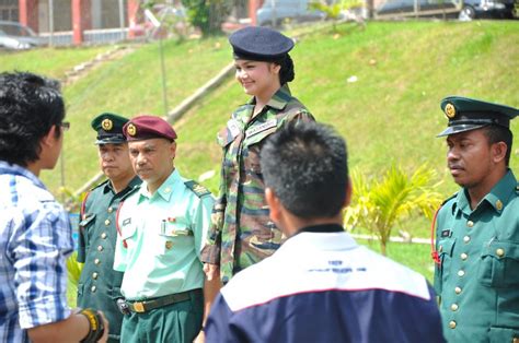 The rejimen askar wataniah (territorial army regiment) is the military reserve force of the malaysian army. photo Koleksi Gambar Siti Nurhaliza Sebagai Askar ...