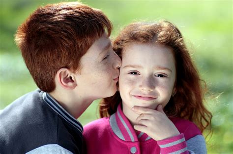 图片素材 人 女孩 男 爱 吻 儿童 微笑 兄弟 红发 家庭 眼 对 情感 妹妹 哥哥 雀斑 相互作用