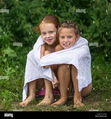 Little cute girls swimming on fotografías e imágenes de alta resolución