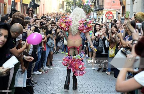 a drag queen takes part in a high heel race during a gay pride party photo d actualité