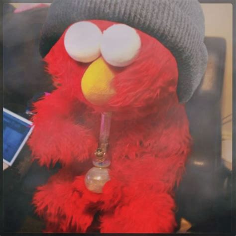 Elmo What A F Are You Doing Элмо Смешные мемы Мемы Puff And