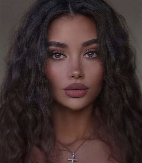 Pin By Luana Oliveira On Distant In 2023 Natural Makeup Looks Makeup Looks Curly Hair Styles