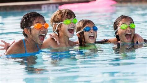 7 Brincadeiras Na Piscina Diversão Para Pais Filhos E Toda A Família