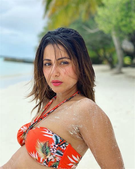 hina khan looks hot and stunning in these pictures from maldives মালদ্বীপে হট লুকে হিনা খান