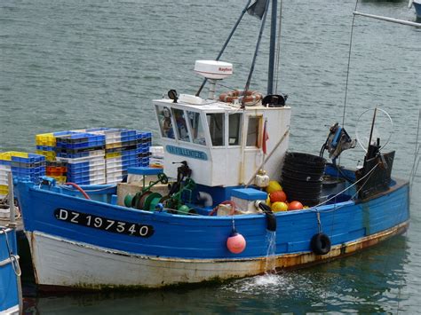 Bateau De Pêche Sur Le Départ à Douarnenez En Bretagne Fishing Boat