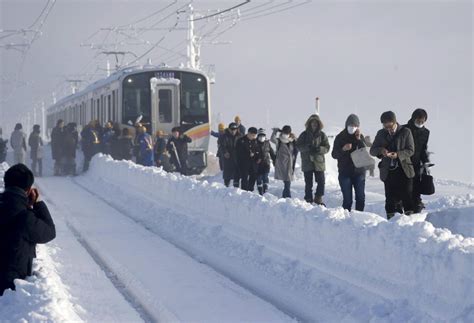Heavy Snow In Japan Disrupts Flights And Trains Closes Roads Kwiknews