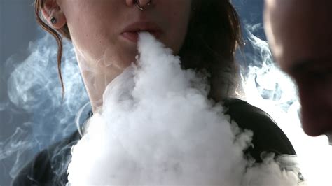 Uk Recommends Smokers Switch To E Cigarettes To Help Them Quit The Verge