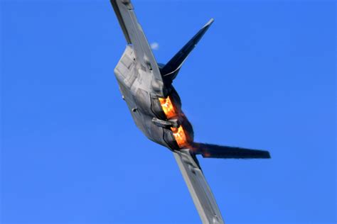 Peek Inside An F 22s Engines In Afterburner Raviation