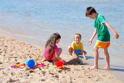 Enfants Sur La Plage Image Stock Image Du Informel Groupe 2614573