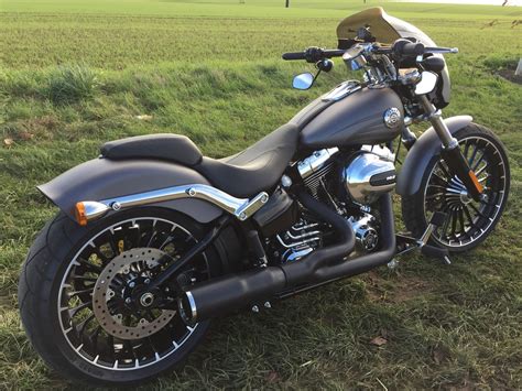 The breakout is a muscular modern chopper with pure 'stop you in your tracks' attitude. Harley Davidson Breakout 2017 - Imagerefinishers