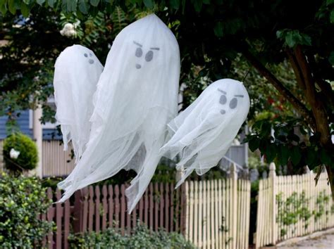 How To Make Hanging Halloween Ghosts With Images Halloween Outdoor