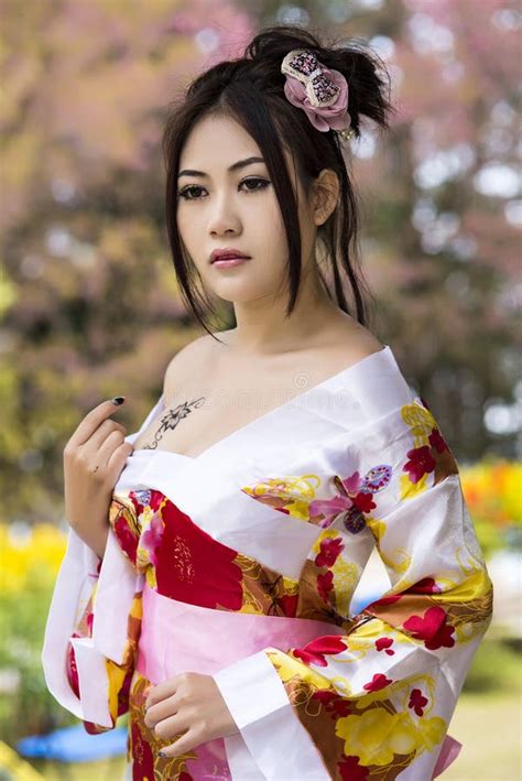 Donna Sexy Asiatica Con Il Kimono Giapponese Fotografia Stock