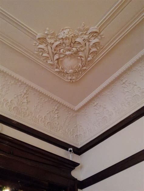 How to cut crown molding: The gorgeous cream crown molding with corner ceiling ...