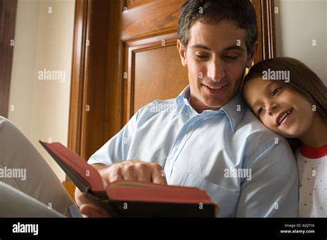 Padre Leyendo La Biblia Con Mi Hija Fotografía De Stock Alamy