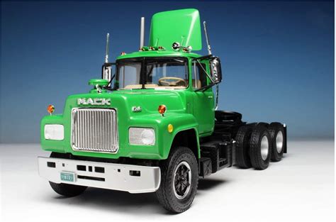 Toys Automotive Amt 1039 Mack R685st Semi Tractor Cab And Chassis
