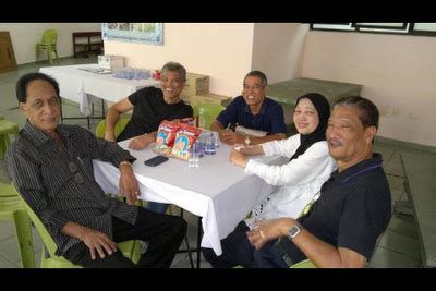 It was then that he noticed the name chin peng fee at the funeral however, i understand that the wake will be held tonight at 8.30 pm. Laman Dapur Helen: November 2012