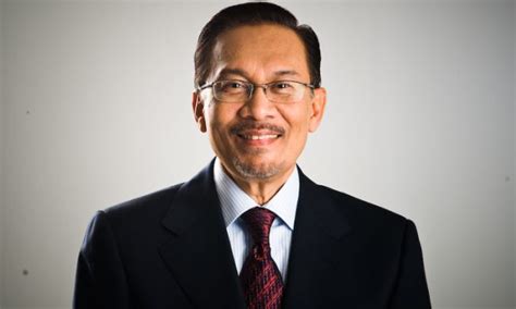 Anwar ibrahim ketua pembangkang baharu umpama bintang yang ingin menerangi gerhana bulan, tapi tidak mengapa asalkan beliau bahagia dengan keluarga politiknya. Anwar Ibrahim Terlibat Kemalangan