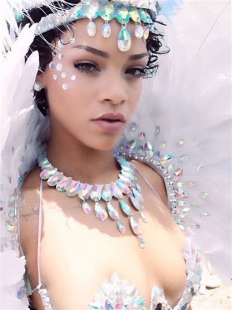 Más Vestidos Para Ti Rihanna En La Isla De Barbados Disfruta Del Carnaval Como Una Diosa