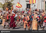 Soldados de los antiguos Tercios españoles marchan en el Día Nacional ...