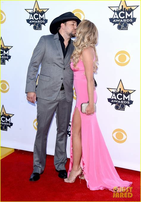 Jason Aldean Kisses Wife Brittany Kerr On The Acm Awards 2015 Red