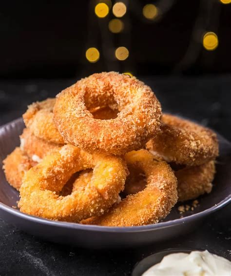 Slice the onion into rings about 1cm wide. Cara Membuat Onion Rings Ala Resto, Crispy Anti Lembek!