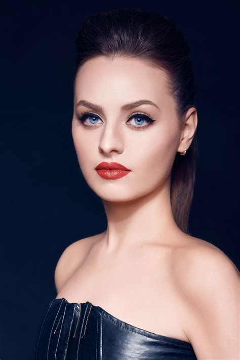 10 Brown Hair Blue Eyes Hairstyles To Inspire You In 2022 Ath Us