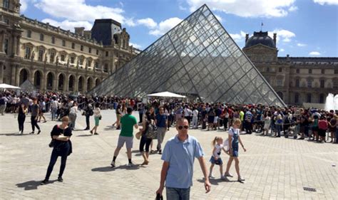 Louvre Evacuated Paris Museum Move Tourists Out Amid Terror Tensions