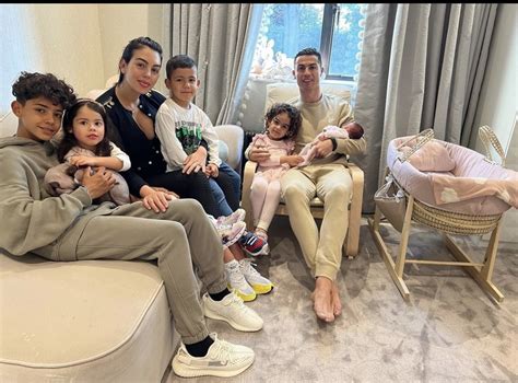 Hogar Dulce Hogar Cristiano Ronaldo Reaparece Junto A Su Familia