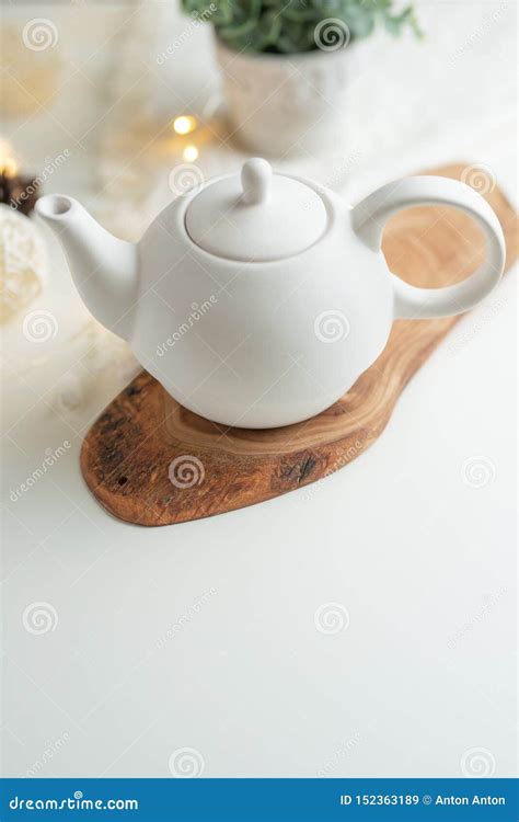 Teezeit Und Teetrinken Weiße Porzellanteekanne Mit Zusätzen Auf Einem Hölzernen Brett Auf Einer