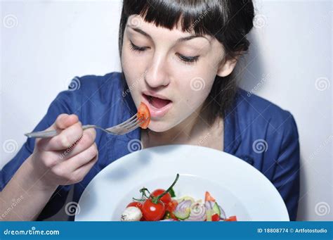 Mujer Que Come La Ensalada Foto De Archivo Imagen De Muchacha 18808774