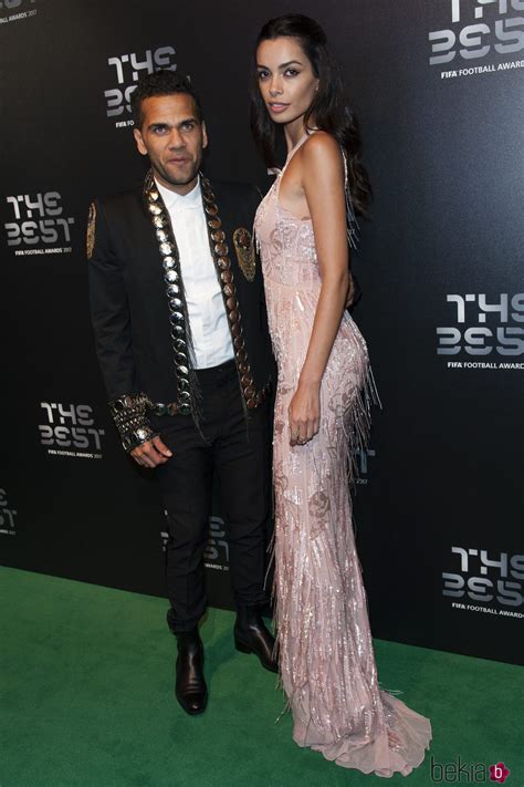 Dani alves celebra 6 anos com joana sanz: Dani Alves y Joana Sanz en la gala de los Premios The Best ...