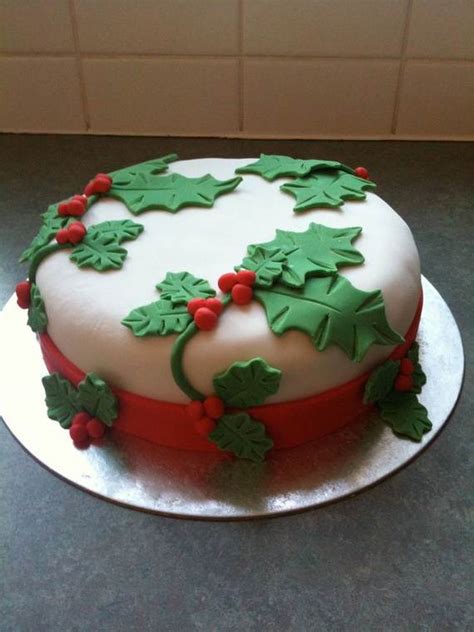Holiday cake decorating ideas | some fancy up the outside of the cake with frosting, candy or fruit, while others use simple layering tricks to make the inside shine. Awesome Christmas Cake Decorating Ideas - family holiday ...
