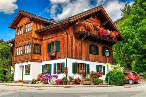 Traditionele Alpine Huis Met Bloemen Op Balkon Oostenrijk Europa