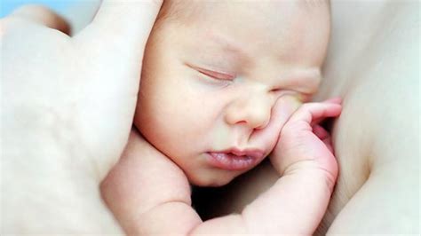 Sådan får du dit nyfødte barn til at sove trygt og godt | Samvirke