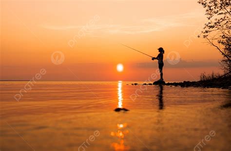 Mujer Pescando En Caña De Pescar Girando Al Fondo Del Atardecer Foto E