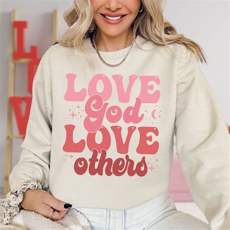 Groovy Love Dios Ama A Los Demás Suéter Camisa Cristiana De San Valentín Dios Dice Que Eres