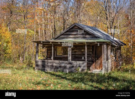An Old Wooden Hunting Shack Or Cabin In The Woods Stock Photo Alamy