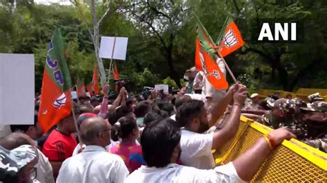 Delhi Excise Policy Bjp Workers Stage Protest Outside Cm Kejriwals