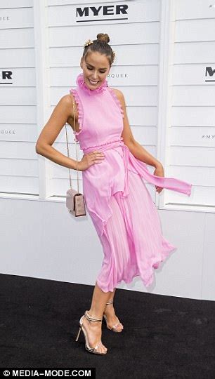 Melbourne Cup 2017 Jodi Anasta S Frock Clings To Her Body Daily Mail Online