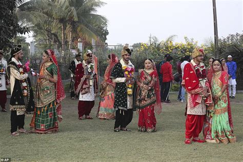 Hundreds Of Fatherless Brides Tie The Knot In A Mass Wedding Ceremony In India Daily Mail Online