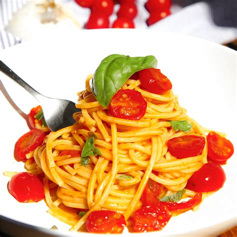 Traditional Cherry Tomatoes Spaghetti With Basil