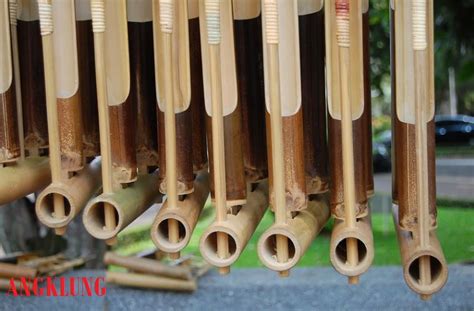 ᮃᮀᮊᮣᮥᮀ) adalah alat musik multitonal (bernada ganda) yang secara tradisional berkembang dalam masyarakat sunda di suku sunda alat musik ini dibuat dari bambu, dibunyikan dengan cara digoyangkan (bunyi disebabkan oleh benturan badan pipa bambu) sehingga menghasilkan bunyi yang bergetar dalam susunan nada 2, 3, sampai 4 nada dalam setiap ukuran, baik. 11 Alat Musik Tradisional Khas Jawa Barat-Salah Satunya Angklung Dan Calung - Aneka Budaya Indonesia