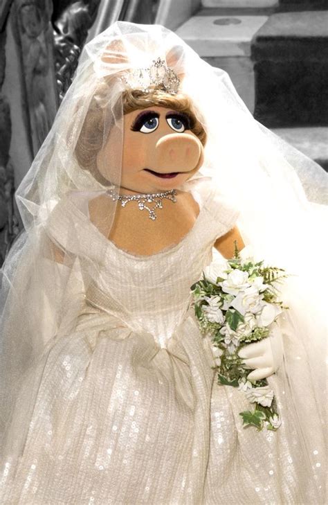 Vivienne Westwood Entwirft Miss Piggys Hochzeitskleid